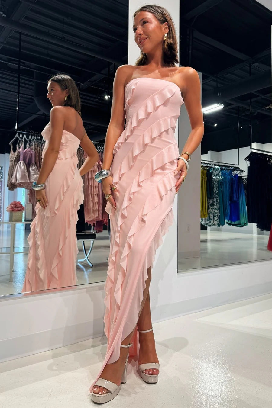 Vestido largo de gasa con volantes y abertura sin tirantes